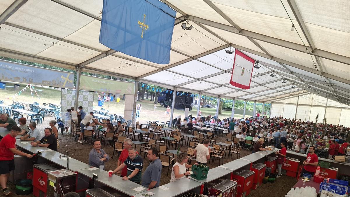 Carpa de la fiesta, en Granda, este sábado.