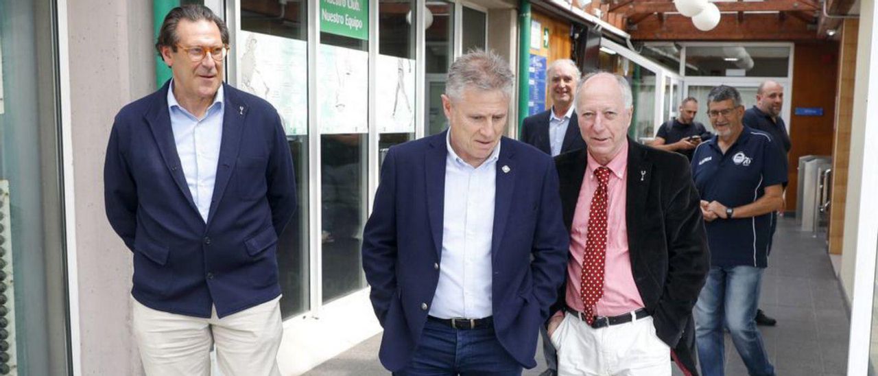 Por la izquierda, René Frechilla, Enrique Plaza y Pepín Braña, ayer, durante su recorrido por las instalaciones del Santa Olaya. | Marcos León