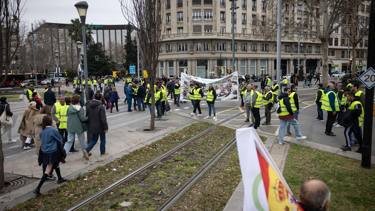 En imágenes | Los protestas agrícolas vuelven a las puertas de La Aljafería