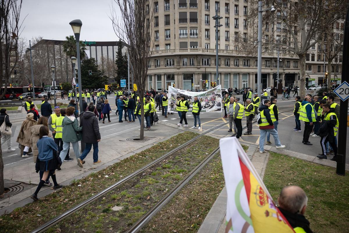 En imágenes | Los protestas agrícolas vuelven a las puertas de La Aljafería