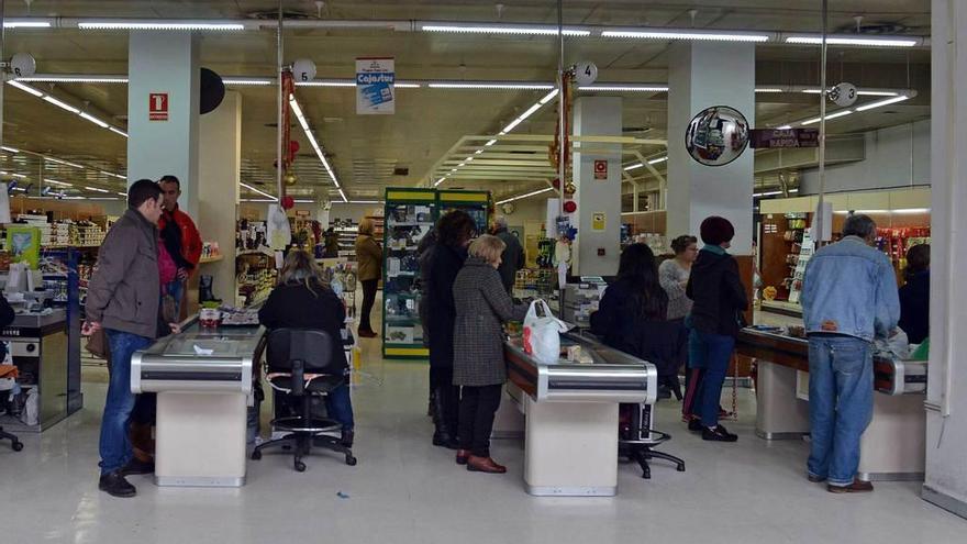 Clientes en el economato de Mieres.