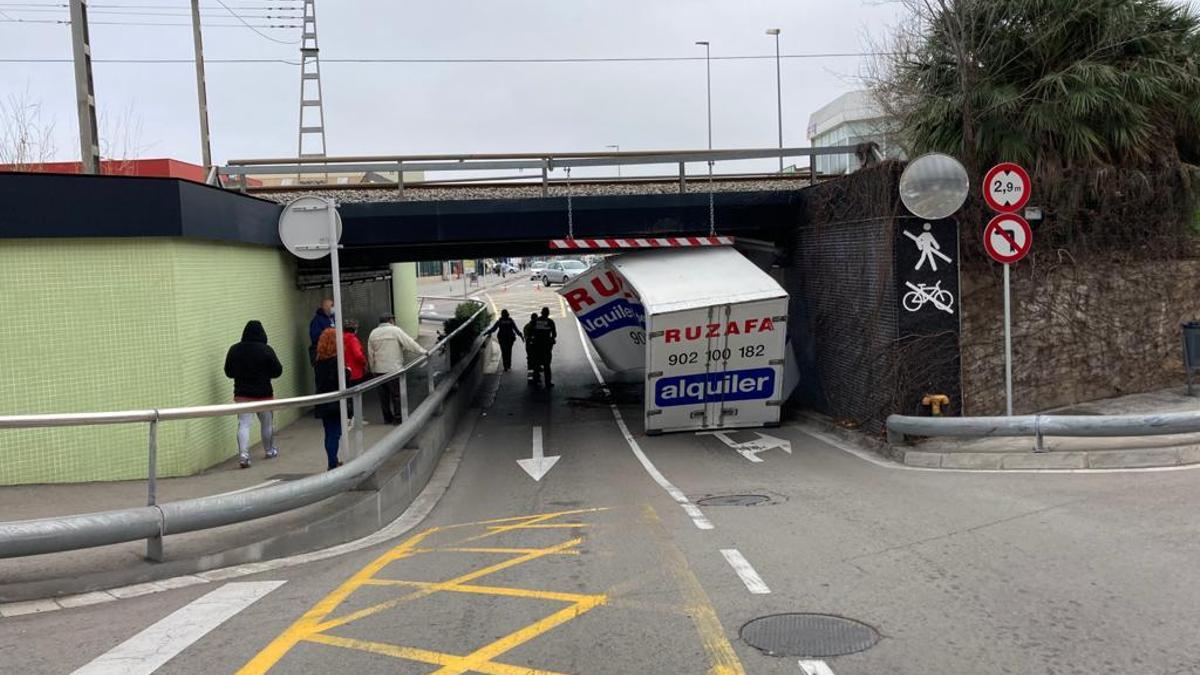 El camión cargado de marihuana accidentado en un paso soterrado de Gavà.