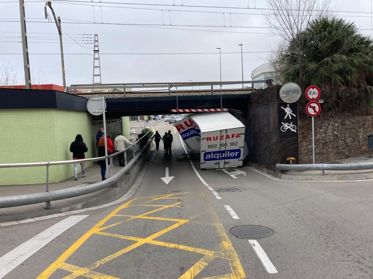 Detingut després que s’estavellés el seu camió carregat de marihuana a Gavà