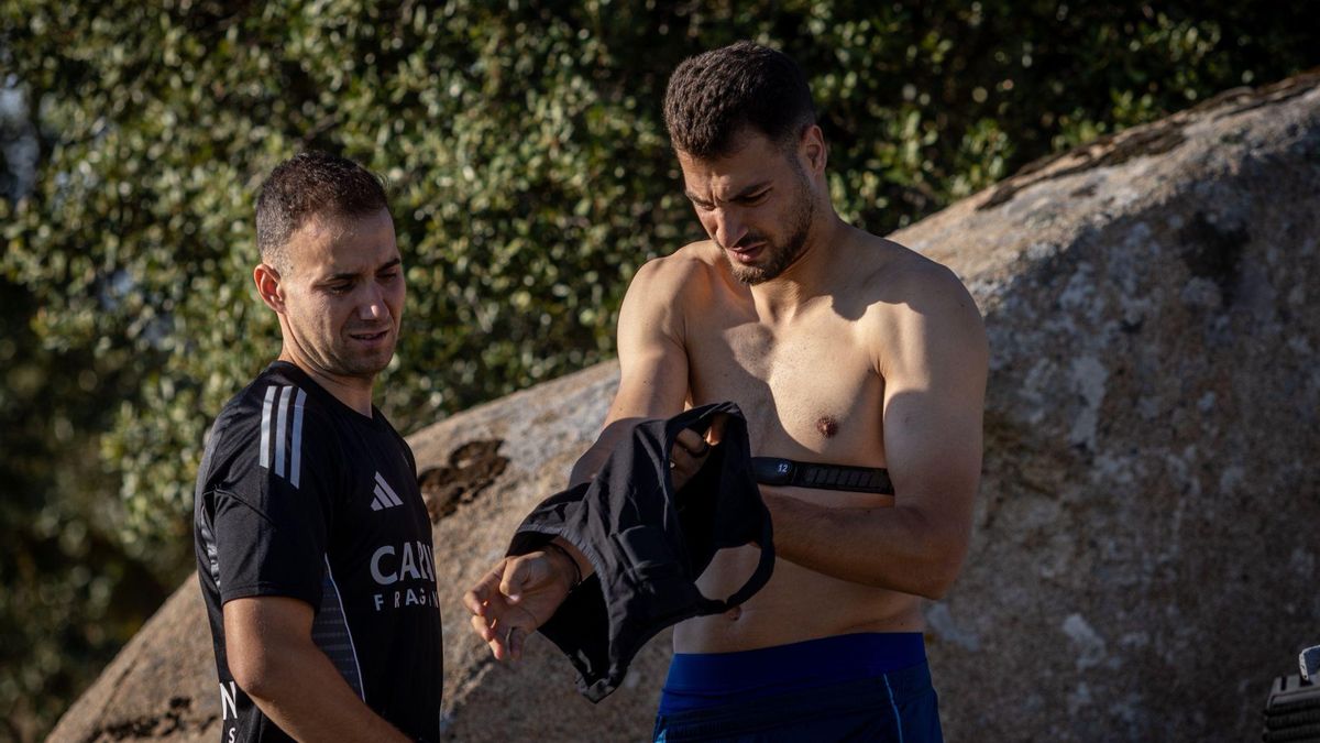 Bakis se pone la camiseta tras colocarse el pulsómetro al empezar el entrenamiento de este jueves.