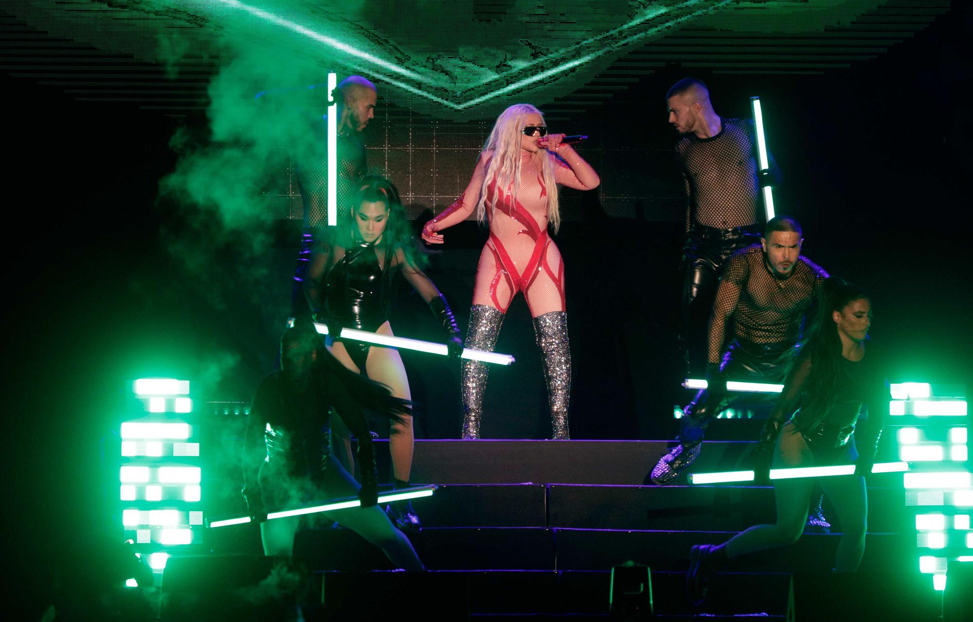 La cantante estadounidense Christina Aguilera, ayer en el arranque de su concierto en el Mallorca Live Festival.