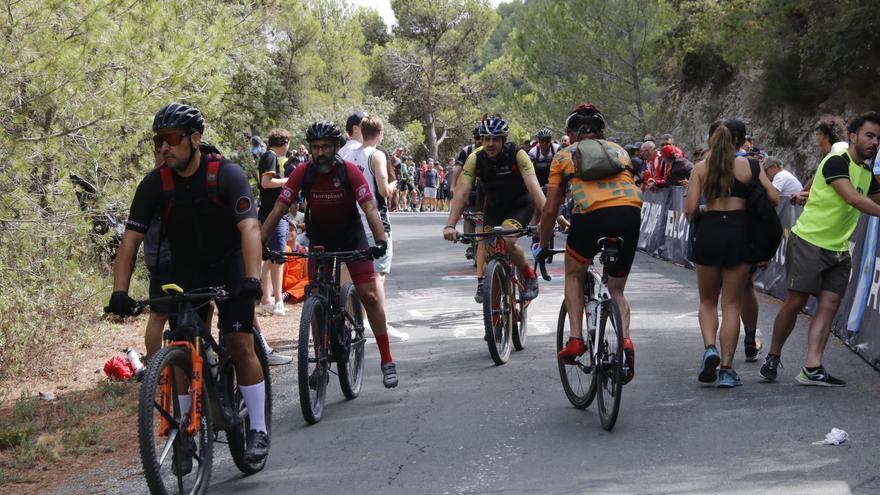 Ambiente en Xorret de Catí para ver pasar la Vuelta Ciclista a España