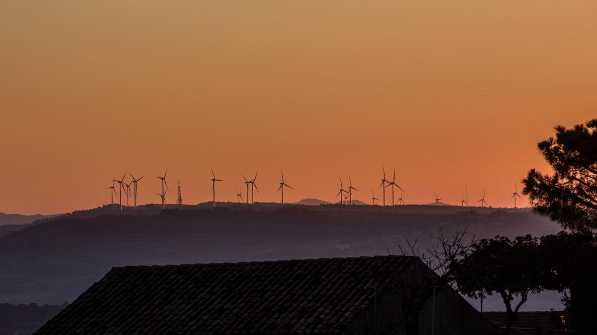 Parque eólico en Pujalt en la Anoia, Cataluña. A medida que Europa impulsa las energías renovables España aspira a obtener casi las tres cuartas partes de su electricidad de energías renovables para el final de la década, frente al 47% del año pasado