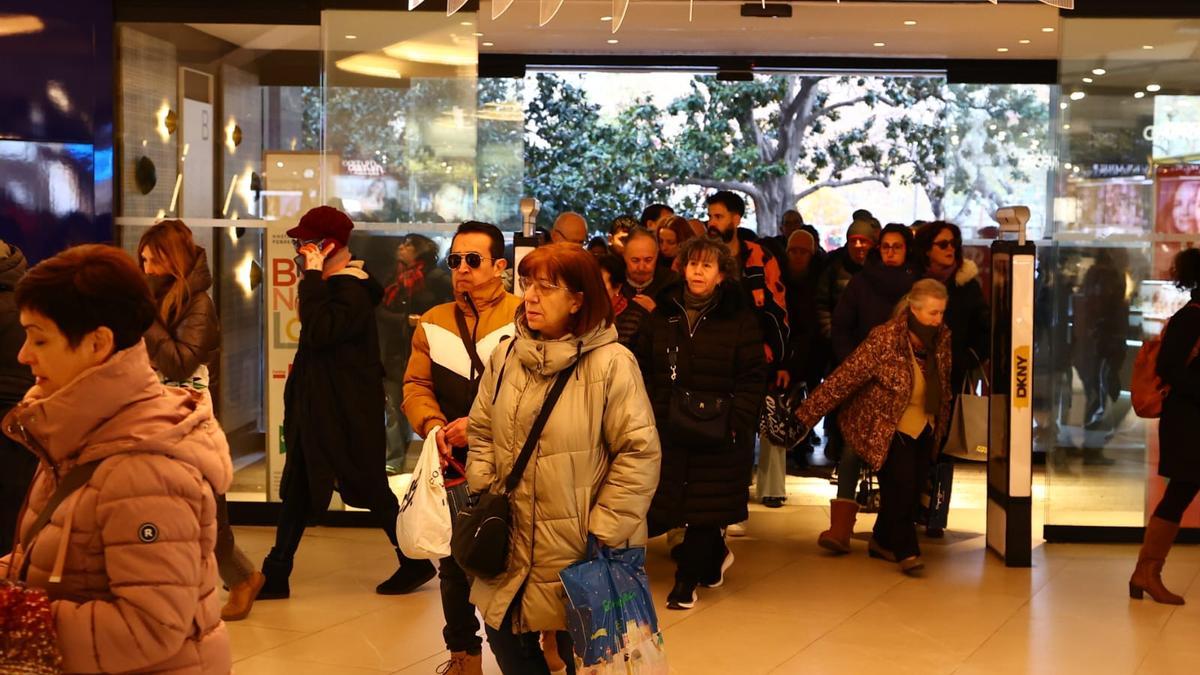 En imágenes | Comienzan las rebajas de invierno en Zaragoza