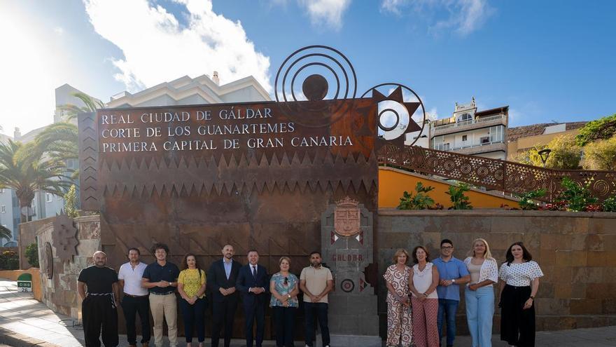 Un monolito da la bienvenida en la entrada de Gáldar