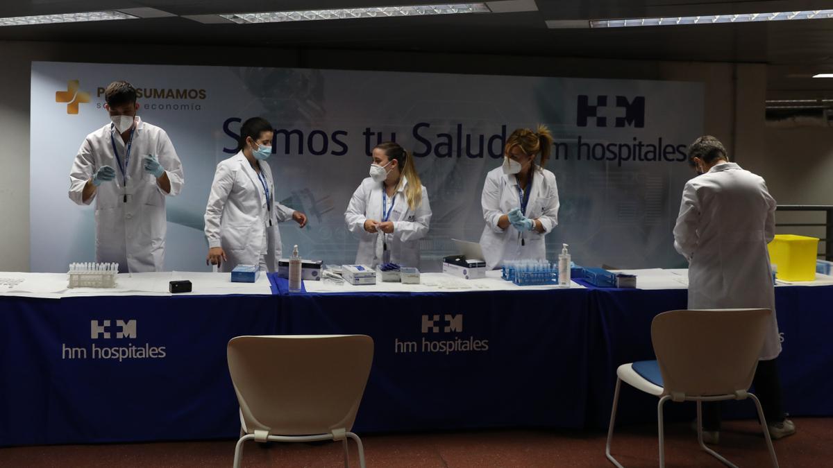 Sanitarios preparan test de antígenos en el intercambiador de Plaza de Castilla, en Madrid