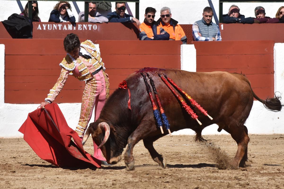 Manuel Román, durante su debut en Linares.