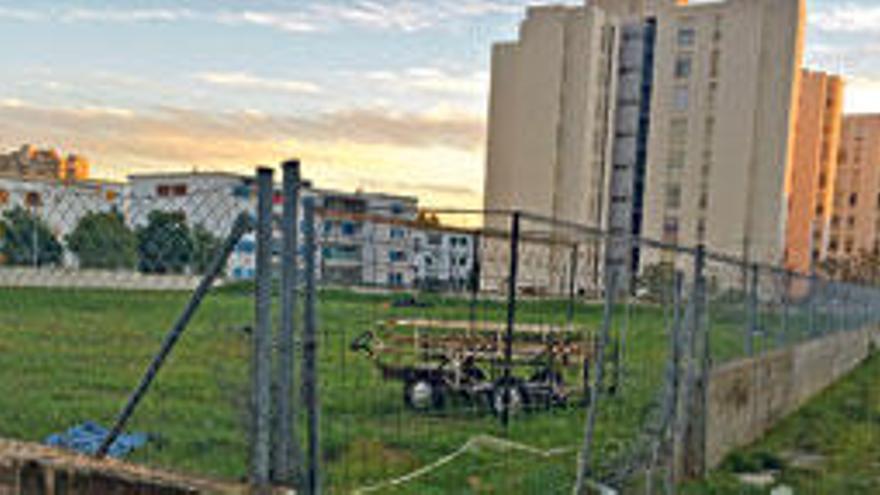 Este solar de la avenida de Mèxic se utilizó para acoger una polémica escuela de verano en 2013.