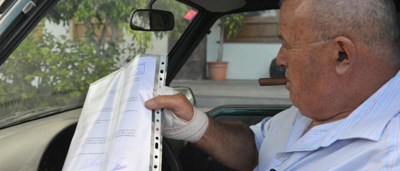 Miguel Ángel Acosta, ayer llegando al Ayuntamiento de La Frontera, con el documento de la retirada de la moción.