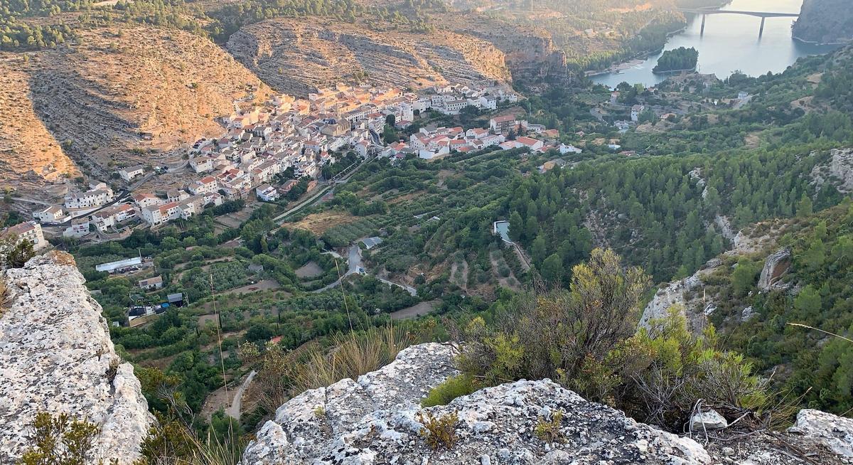 La huerta de Cortes y el pueblo.