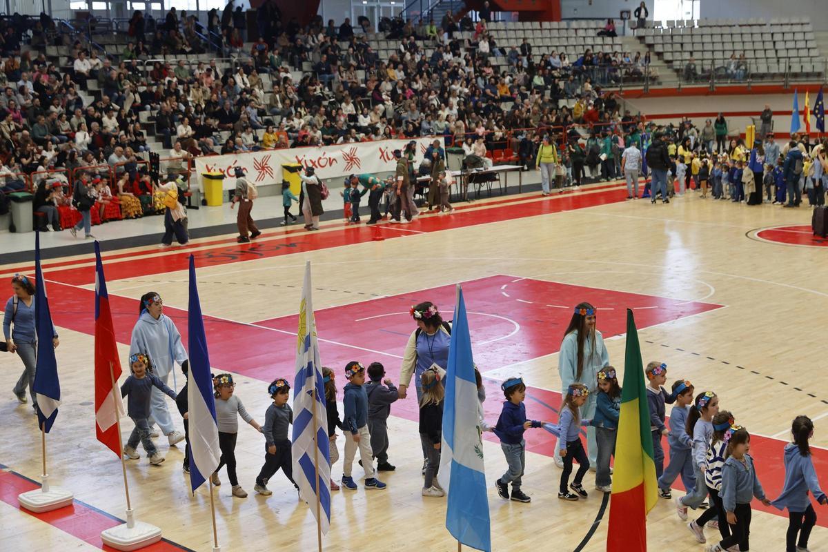 «Mandilones de colores» clama en Gijón por la diversidad y paz: en imágenes