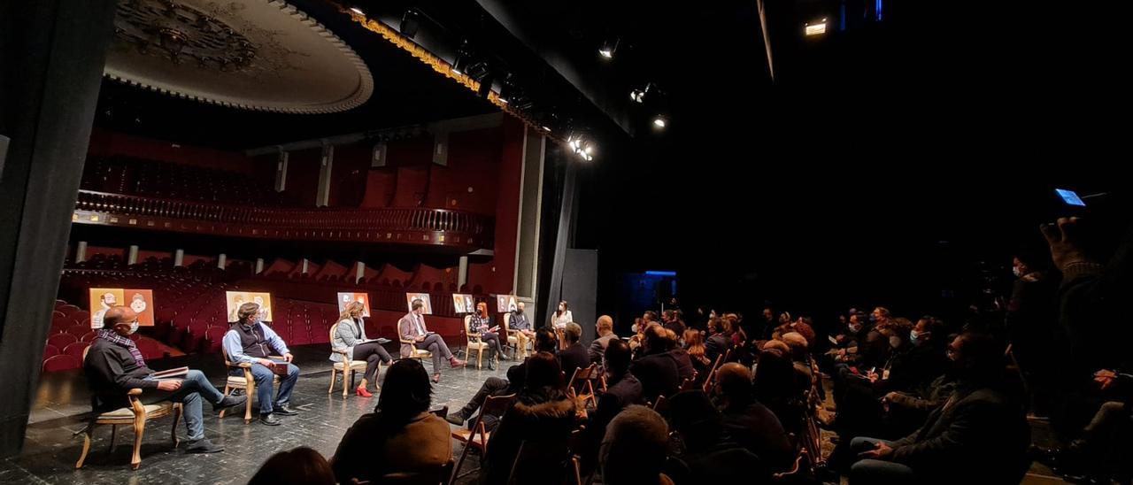 La presentación del libro de la estirpe de los Coloma en el Teatro Castelar de Elda.