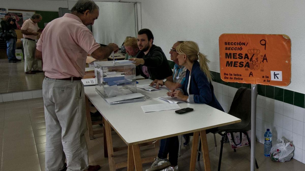 Una mesa electoral en unas pasadas elecciones municipales en Elche