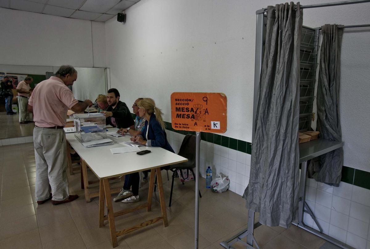 Una mesa electoral en unas pasadas elecciones municipales en Elche