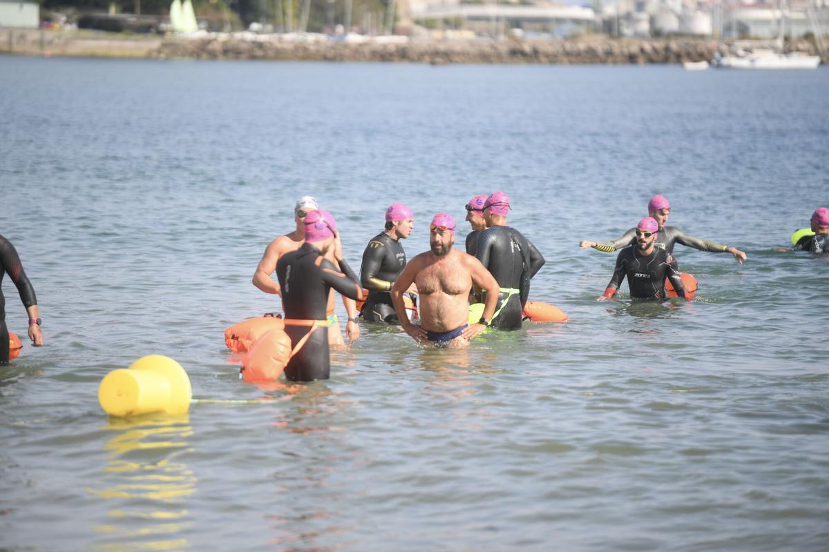 La prueba de natación en aguas abiertas contó con salida y llegada en la playa de Santa Cristina.