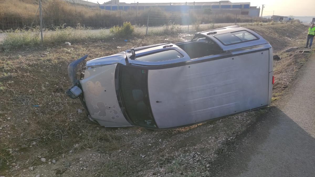 Estado de la furgoneta tras el accidente ocurrido en la mañana de este viernes en la A-31 a la altura de Novelda.