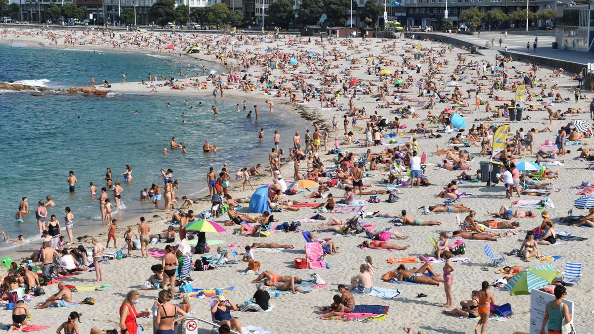 Bañistas en la playa de Riazor.