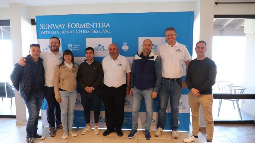 Organizadores y representantes del Consell en la inauguración del torneo'