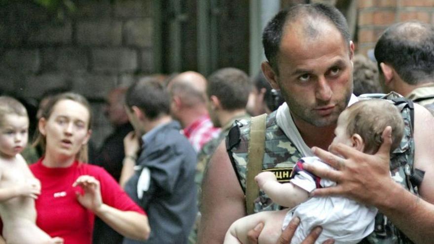 Un soldado evacua a un bebé tras el ataque de Beslán.