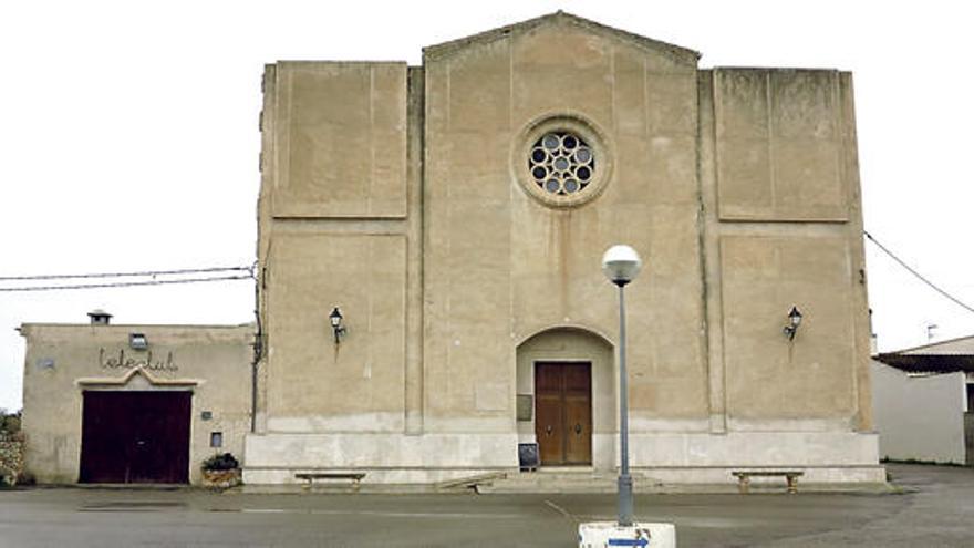 Der Ortskern von Son Valls: Die „Cristo Rey&quot; gewidmete Kirche wurde zwischen 1944 und 1955 erbaut. Im Teleclub traf man sich früher zum Fernsehen und Radiohören