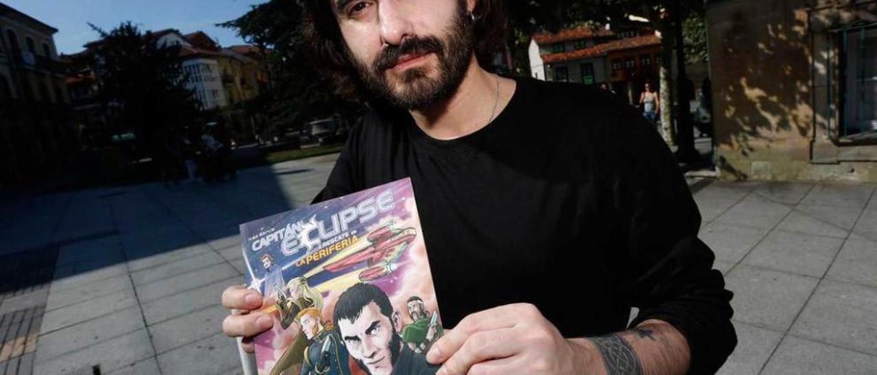 Iván García, con su cómic.