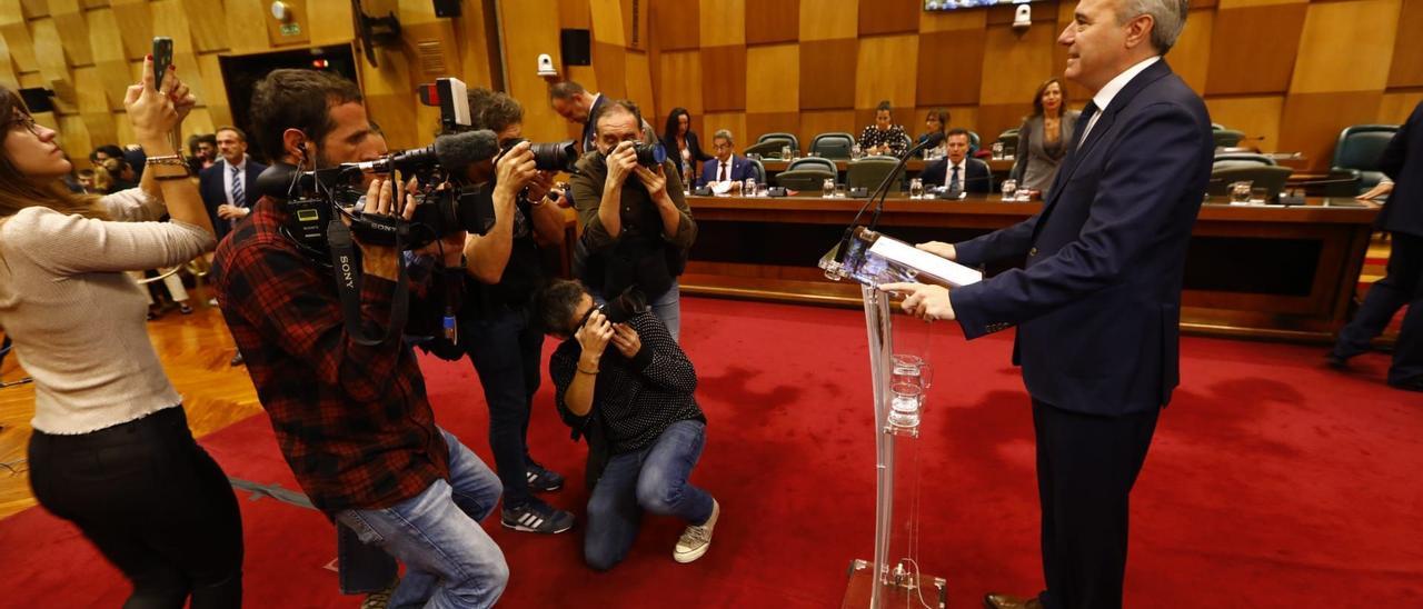 El alcalde de Zaragoza, Jorge Azcón, antes de iniciar su discurso en el debate sobre el estado de la ciudad.