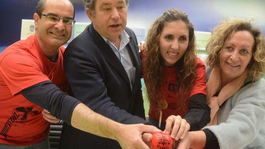 Raúl Álvarez, el alcalde, Elena Gondar y Carme Fouces con la mascota de la ruta, &quot;Ponti&quot; . // Rafa Vázquez