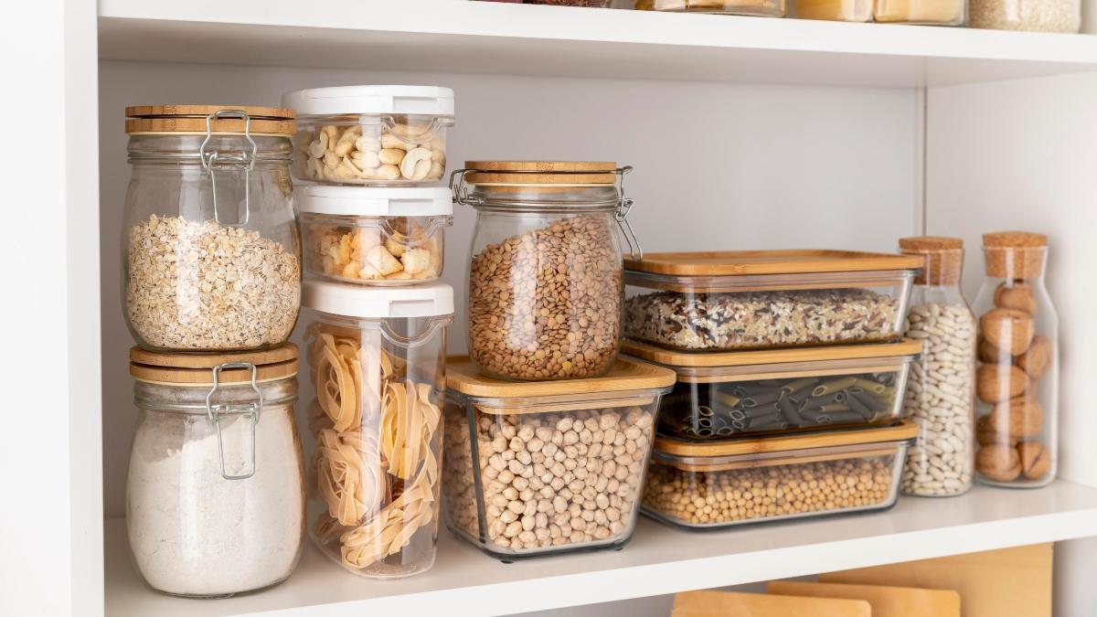 Estantería de una despensa con varios alimentos ordenados