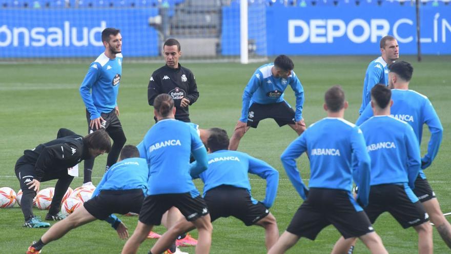 Borja Jiménez, rodeado de jugadores en el entrenamiento de ayer en el estadio de Riazor. | // CARLOS PARDELLAS