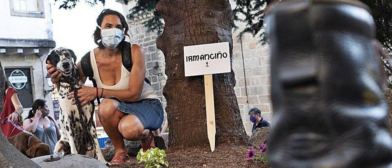 Una de las manifestantes ante el cedro el pasado día 17.