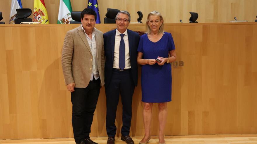 Oblaré y Caracuel posan junto a Salado en su último pleno en la institución provincial.