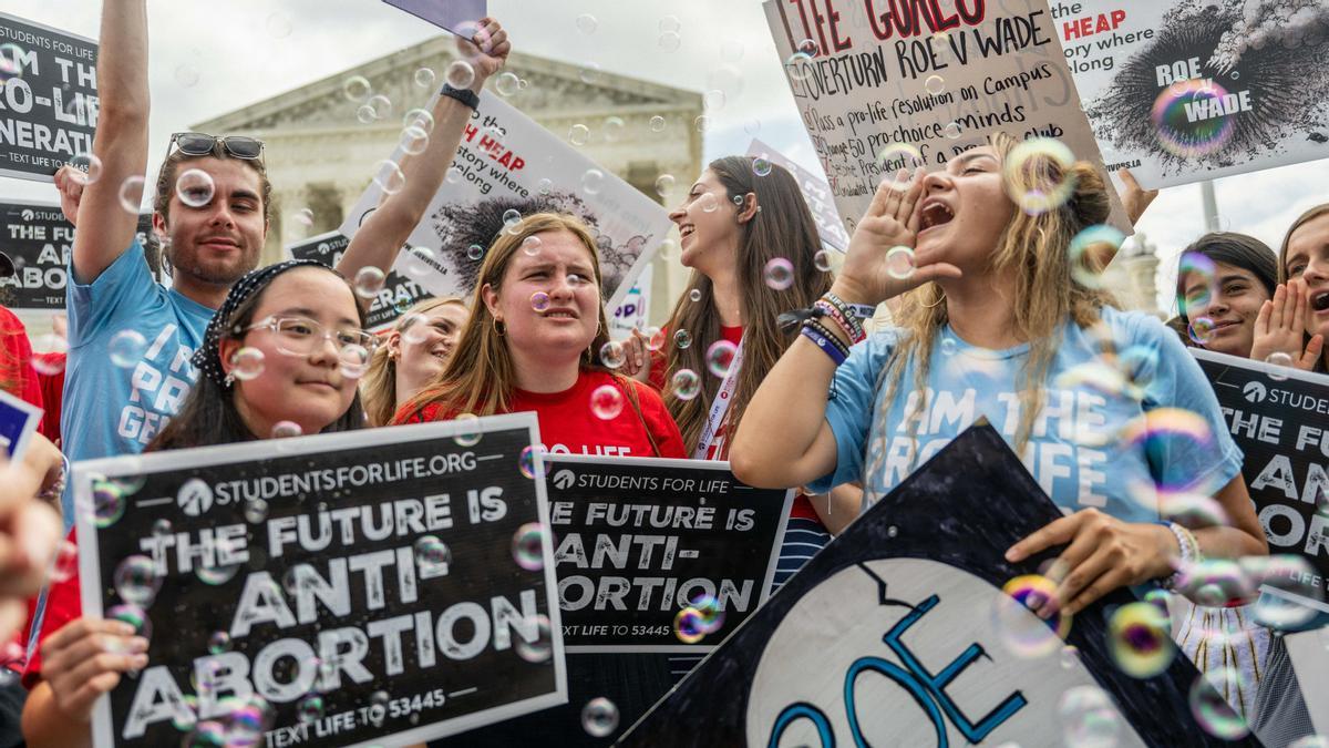 Activistas contra el aborto celebran el fallo frente a la Corte Suprema de EE. UU. el 24 de junio de 2022 en Washington, DC