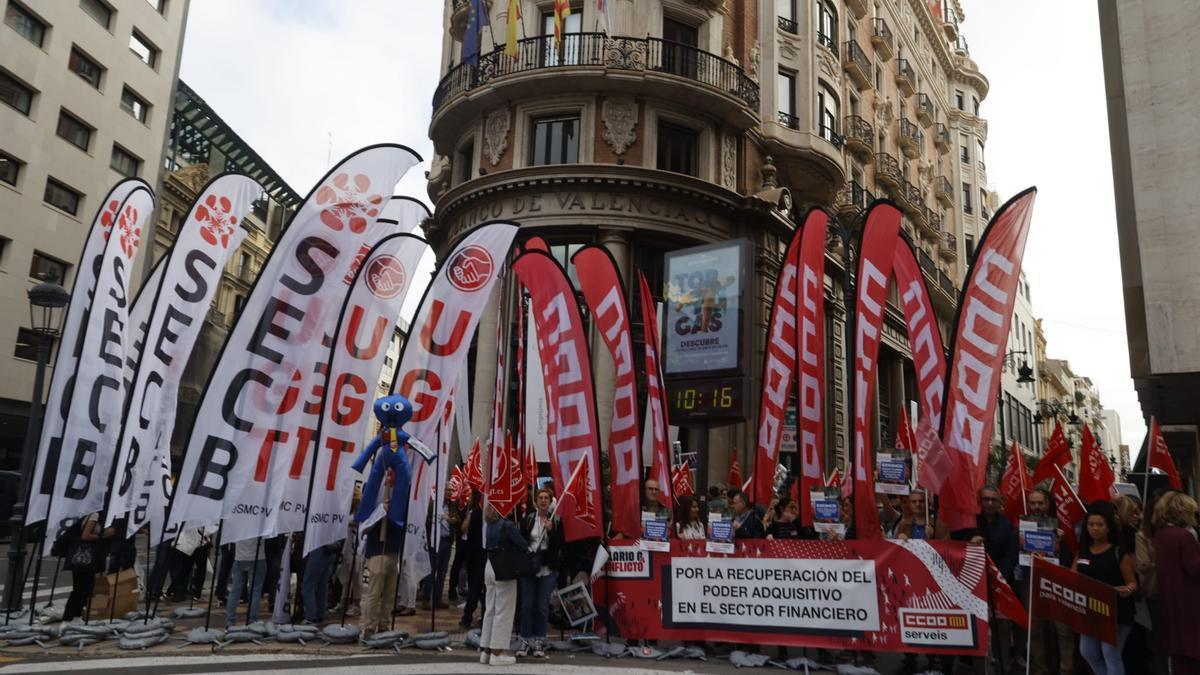 Trabajadores de banca, hoy ante la sede de CaixaBank.