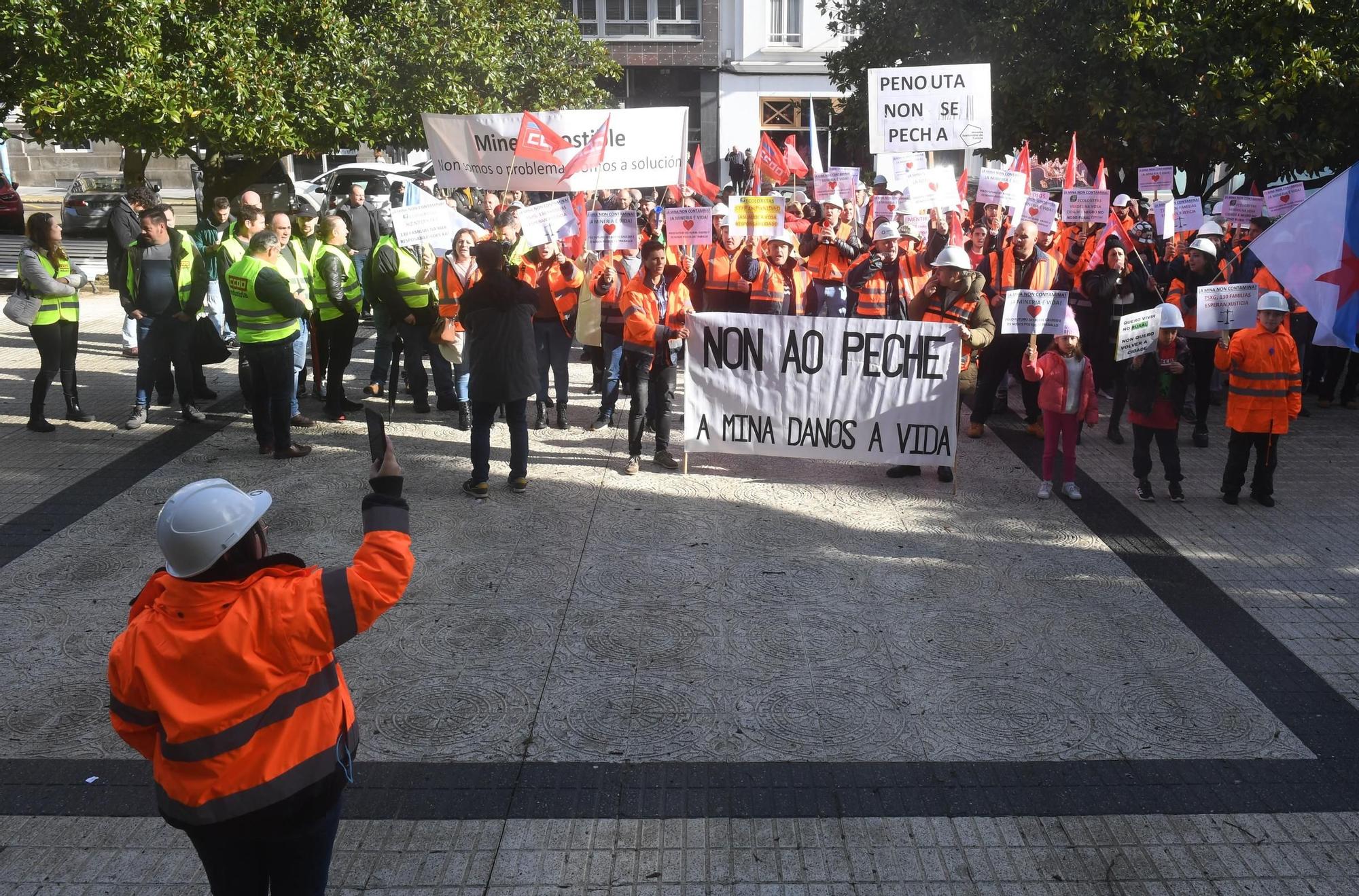 Protesta ante el Tribunal Superior de Xustiza por el cierre de la mina de Penouta, en Viana do Bolo