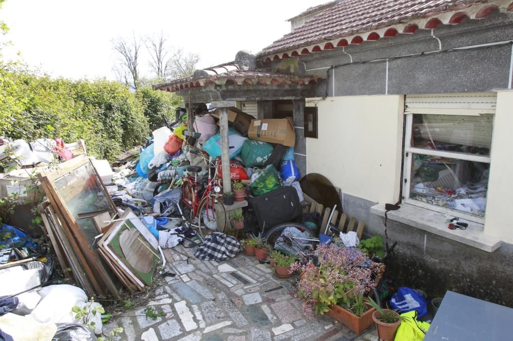 Hallado muerto entre basura en su casa de Vigo