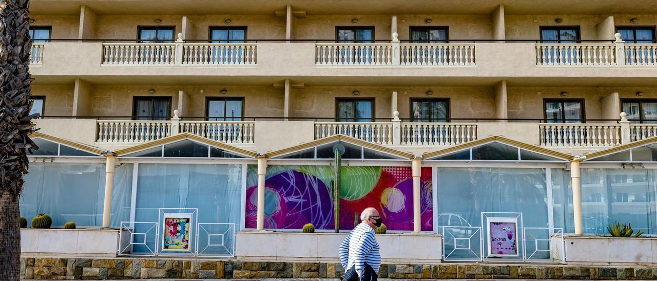 Un turista pasa junto a un hotel cerrado en Benidorm