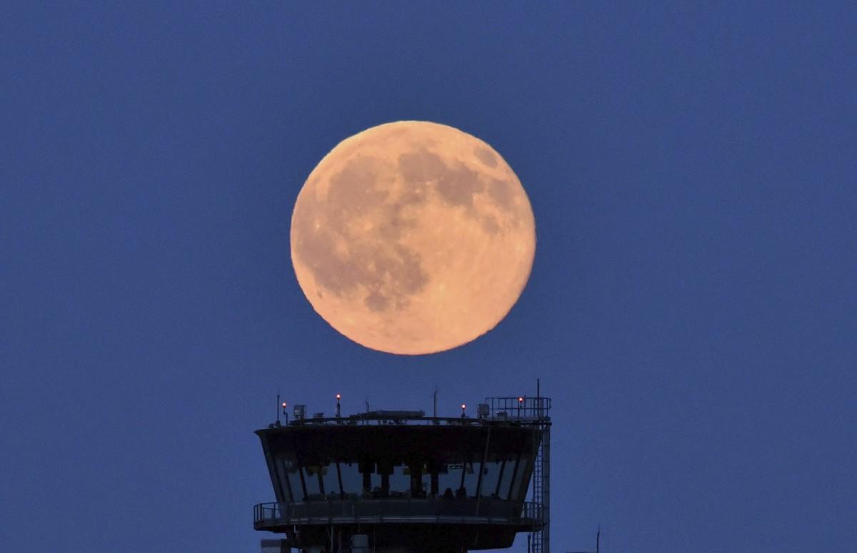 PPL22 SCHÖNEFELD (ALEMANIA) 20/06/2016.- Fotografía facilitada hoy, 21 de junio de 2016, que muestra la luna llena, iluminada con un tono ligeramente rojizo, cerca de Schönefeld (Alemania) anoche. El fenómeno natural de la luna llena de junio se conococe como Luna de fresa. EFE/Ralf Hirschberger