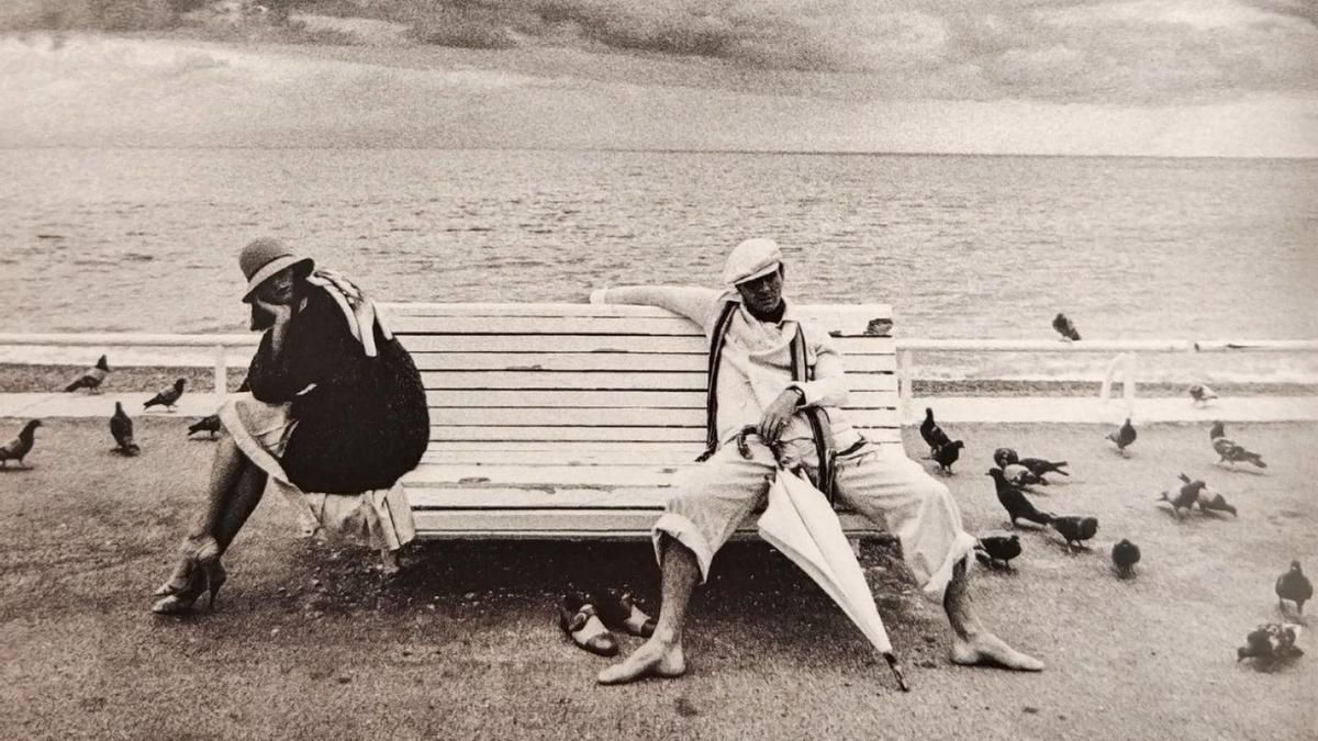 Anjelica Huston e Manolo Blahnik fotografiados por David Bailey (1973)