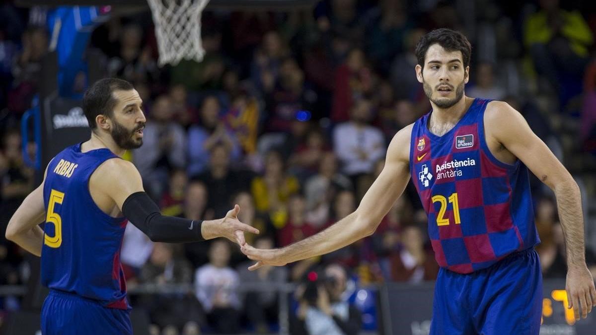 Abrines (derecha) choca la mano con Ribas en un reciente encuentro del Barça