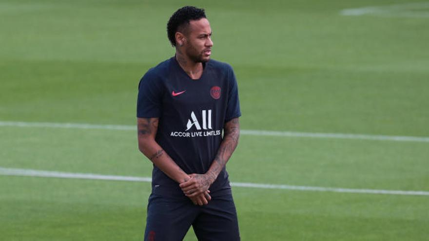 Neymar, apartado del PSG, se entrena en solitario