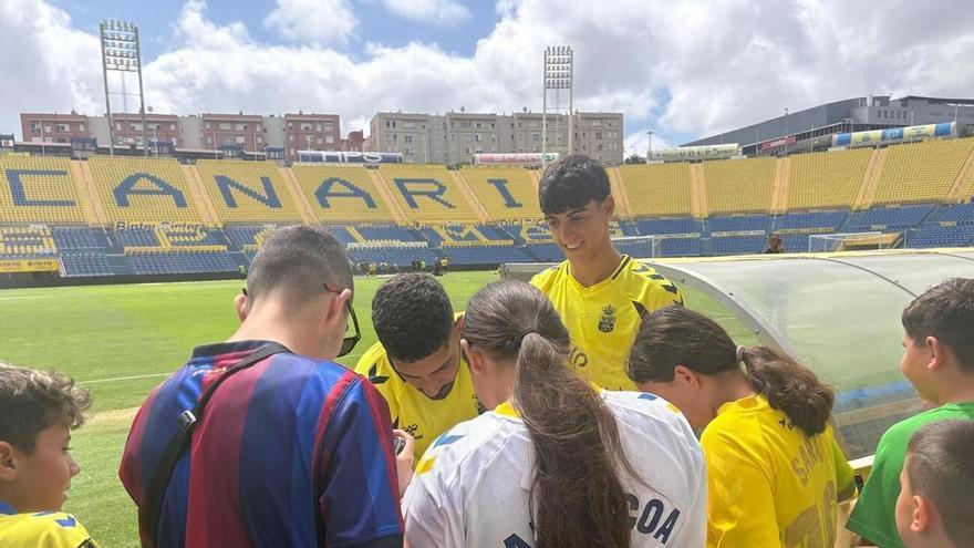 Aficionados presencian el entrenamiento de la UD Las Palmas en el Estadio de Gran Canaria