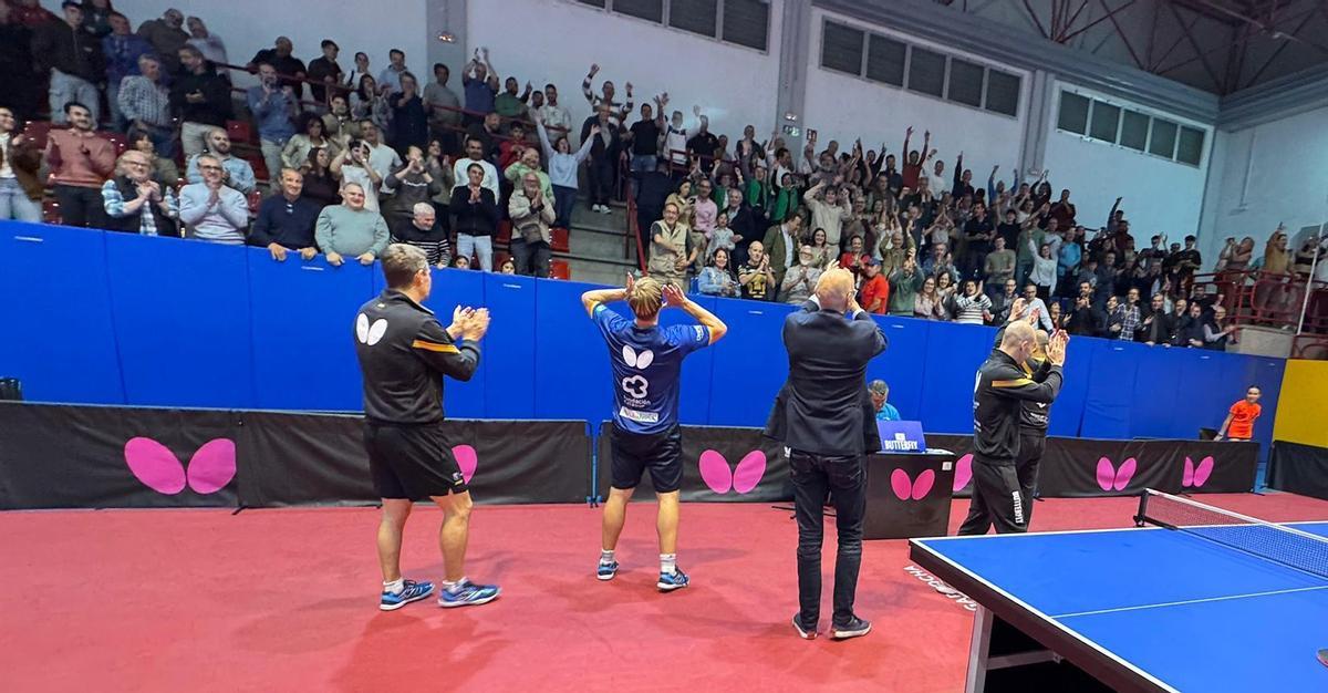 Los componentes del equipo prieguense celebran el triunfo en la ida de la final  europea.