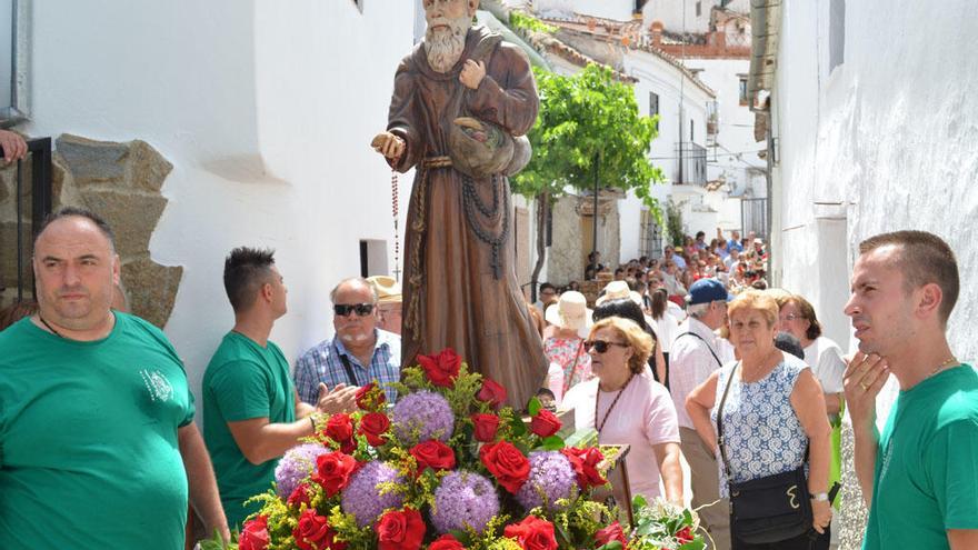 Los vecinos de Alpandeire procesionan la imagen de Fray Leopoldo por las calles del pueblo.