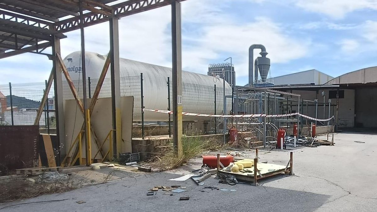 Uno de los depósitos que todavía permanece en el interior de las antiguas instalaciones de Stylsaft en la Vall.