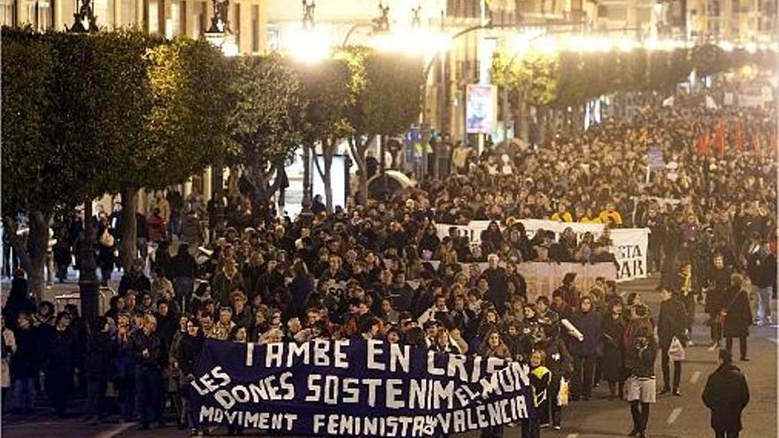 Cabeza de la manifestación que anoche recorrió Valencia, desde el Parterre a la plaza de la Virgen. fernando bustamante