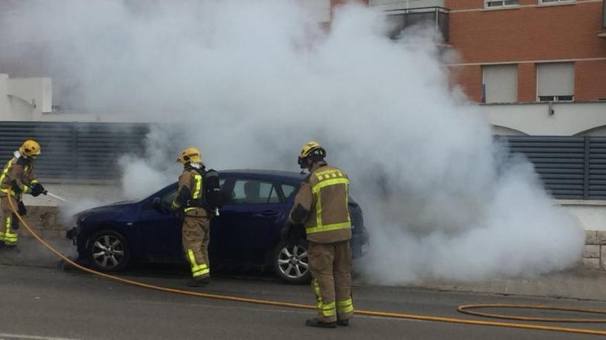 El vehicle incendiat a l&#039;Avinguda Salvador Dalí